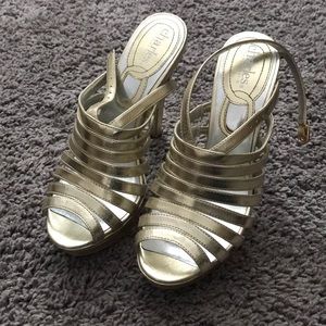 The perfect wedding show! Super cute gold heels